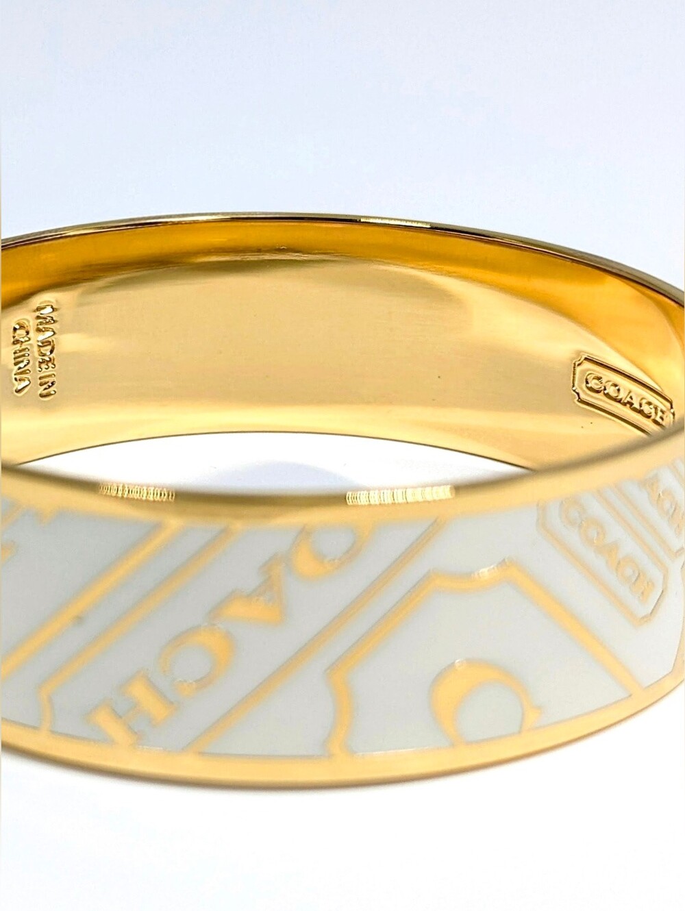 Rare Coach Ticket Motif Wide Bangle White Enamel Gold Tone 60g Continuous Band - Picture 5 of 9
